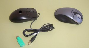 Un ratón inalámbrico y otro con cable con  conexión tipo PS2 y adaptador para conexión a USB.  