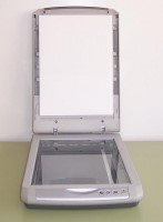 Escaner domestico de sobremesa abierto para ver  el cristal en el que se apoyan los documentos que se escanean.