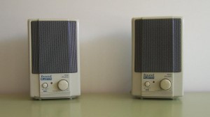 Pareja de altavoces para PC, con botones para volumen.