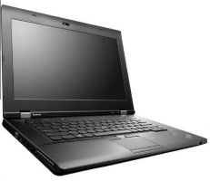 Ordenador portátil abierto sobre la mesa.