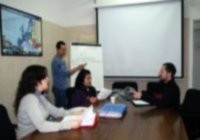 Juan en una sala de reuniones. 