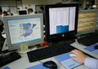 Mesa de trabajo con usuario y ordenador.