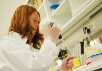 Científica en un laboratorio. Uso aplicaciones de propósito específico.