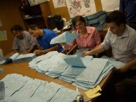 Reunión de un grupo de personas organizando documentos.