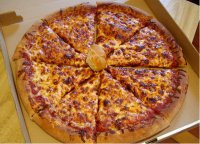 Pizza partida en porciones.