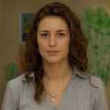 María de frente. María es Técnica Superior en Administración de Sistemas Informáticos, tiene conocimientos de redes, de sistemas y trabaja instalando servidores y manteniendo páginas web.