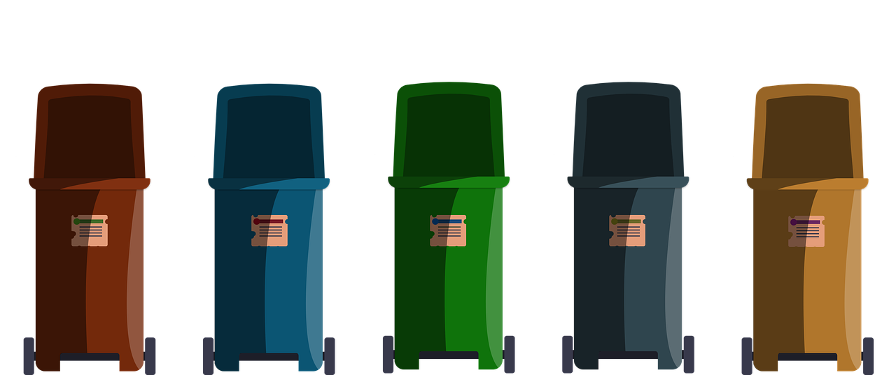 En la imagen se observa diferentes cubos de basura para la separación de residuos. 