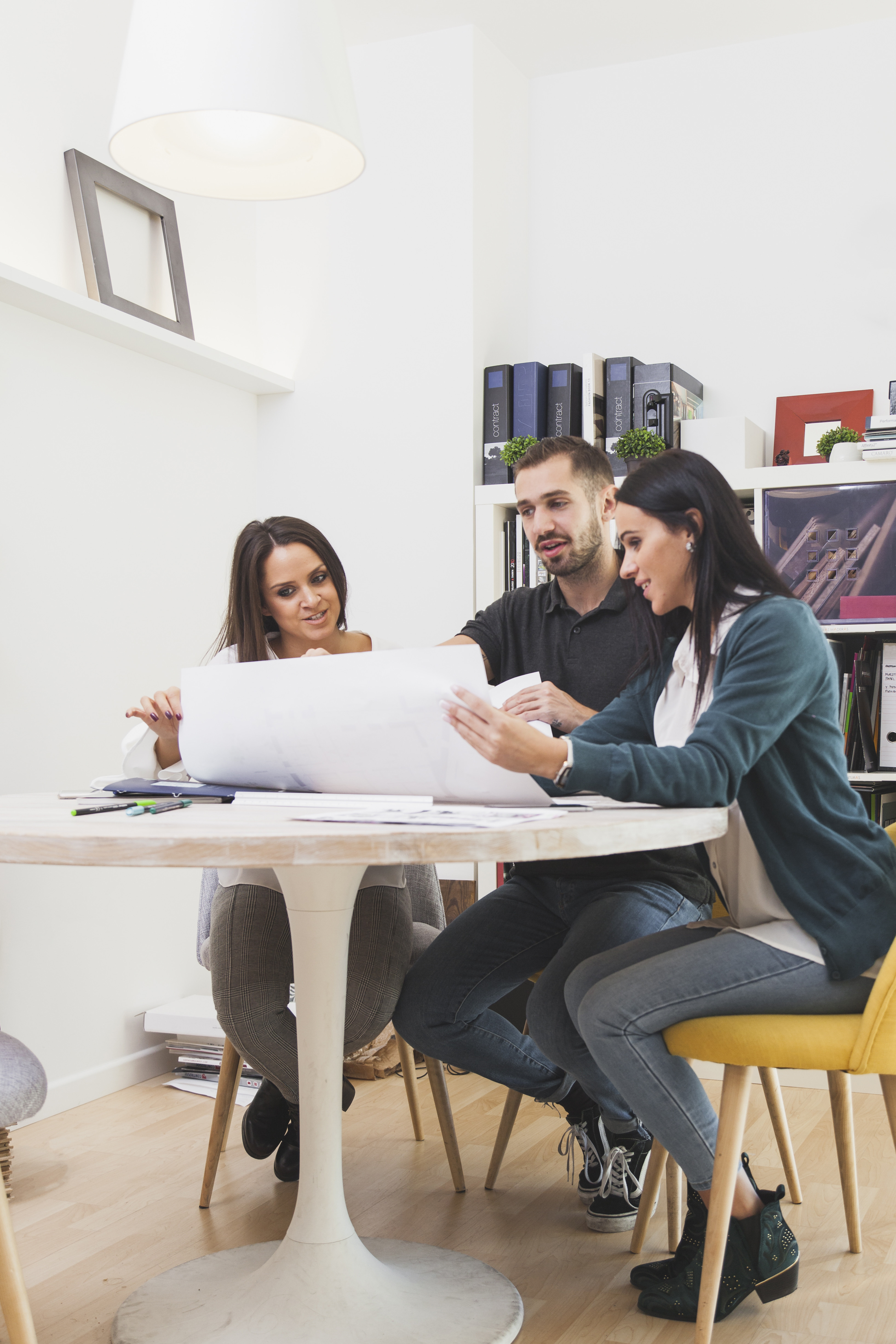 En la imagen se observa a compañeros trabajando en equipo y tomando decisiones.